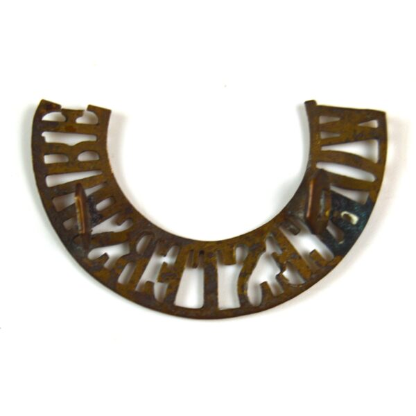 Worcestershire Regiment (WORCESTERSHIRE, 1907-1970 Pattern) Curved Brass Shoulder Title - Image 2
