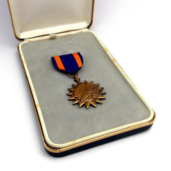 AIR MEDAL USA complete in case, full size medal - Image 4