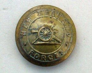 NEW ZEALAND FORCES ARTILLERY 25mm ORs BRASS BUTTON