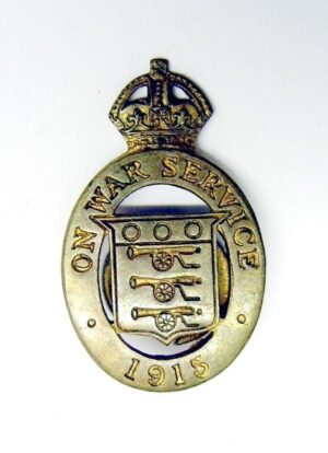 ON WAR SERVICE 1915 -  Munition Workers lapel badge gildin metal