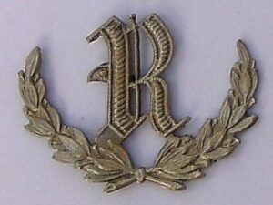 R' in WREATH, OLD ENGLISH gilding metal 'Range Fi