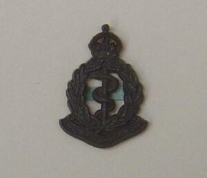 ROYAL ARMY MEDICAL CORPS KC plastic cap badge