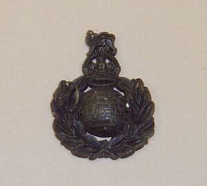 ROYAL MARINES KC OR'S 'Plastic' WWII war time emergency Cap Badge - original