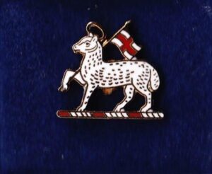 QUEENS - LAPEL BADGE - Lamb & Flag