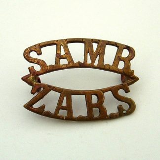 SOUTH AFRICA S.A.M.R.-Z.A.R.S. South African Mounted Rifles 2-line brass shoulder title