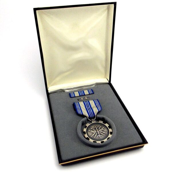 AIR FORCE ACHIEVEMENT MEDAL USA complete in case, full size medal - Image 3