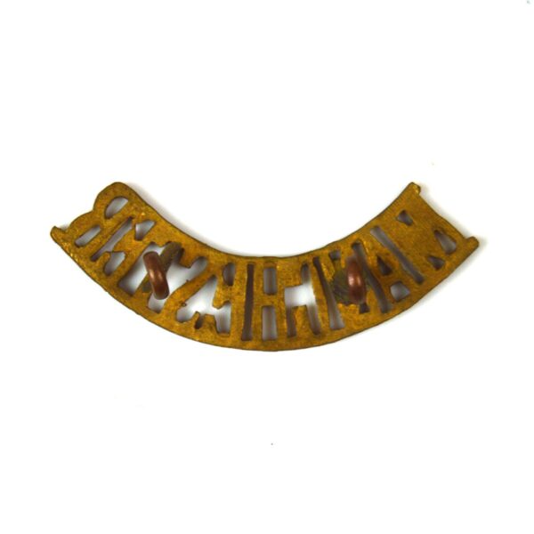 Manchester Regiment (1902-1958 Pattern) Curved Brass Shoulder Title - Image 2