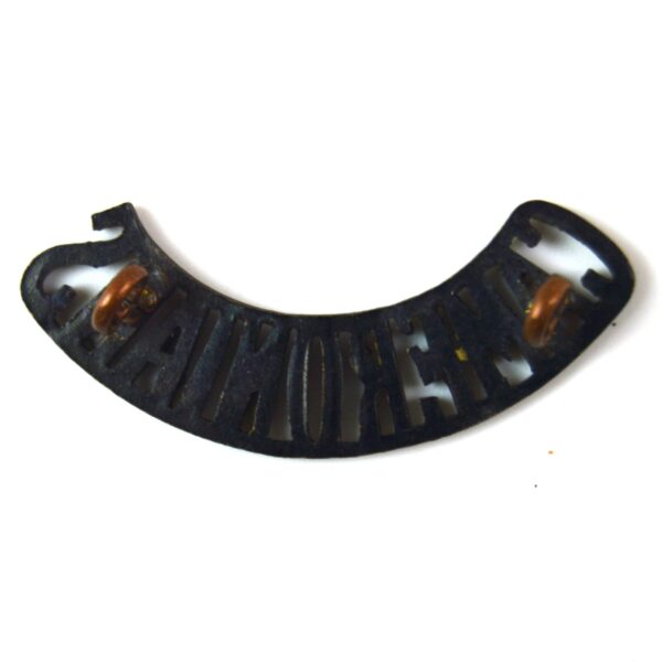 Cameronians (Scottish Rifles) (CAMERONIANS) (Post-1921 Pattern) Black Brass Shoulder Title - Image 2